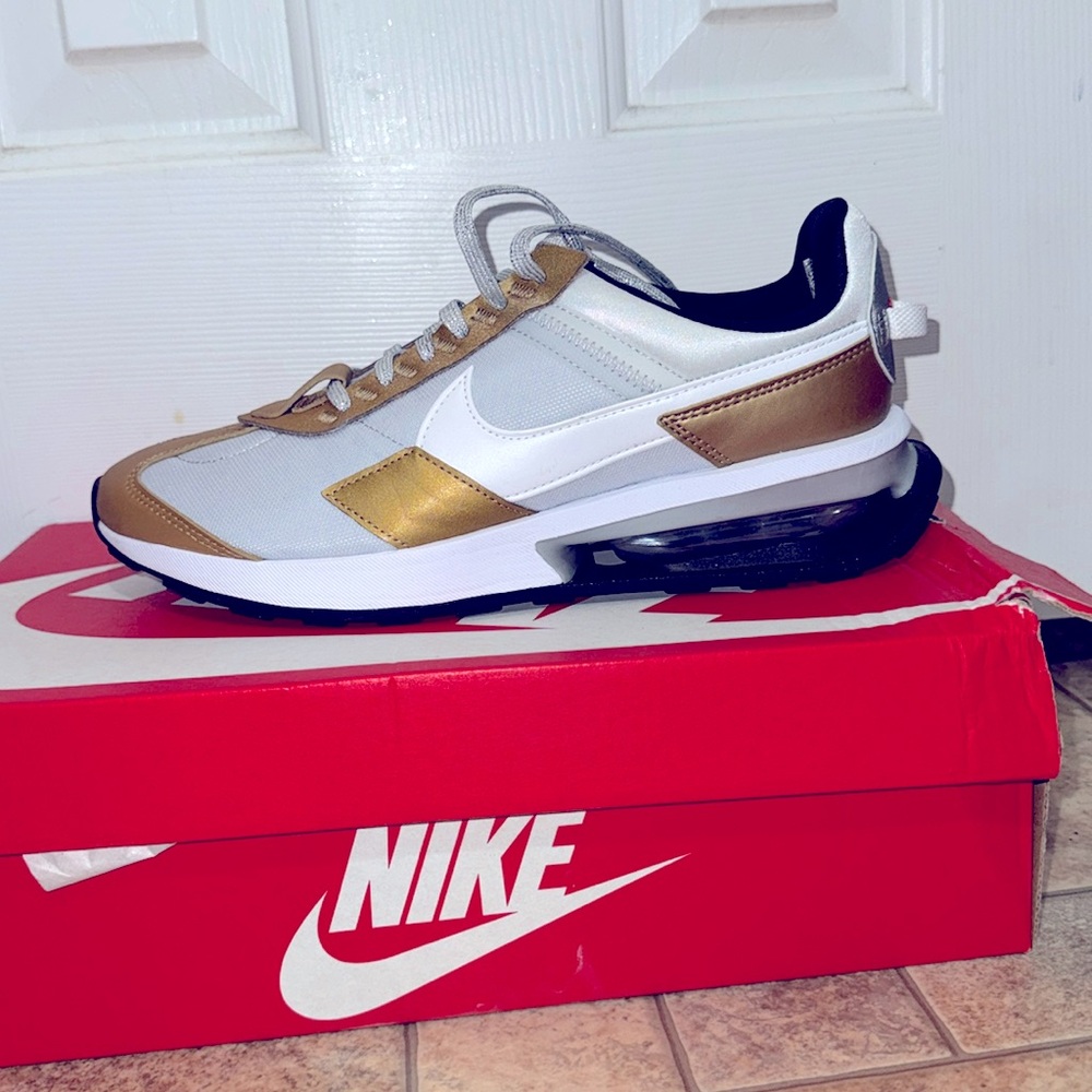 Women’s Nike air max pre-day